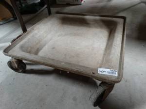 lot 2920 image: Plastic cart on wheels