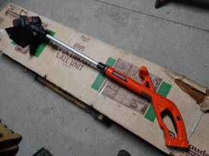 lot 2921 image: Black & Decker Weed Wacker