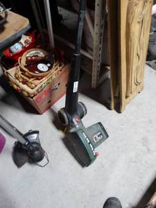 lot 2922 image: Black & Decker Edger