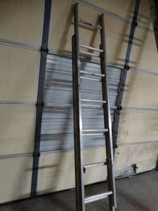 lot 2923 image: Aluminum Extension Ladder