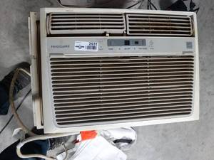 lot 2931 image: Frigidaire Air Conditioner Window unit