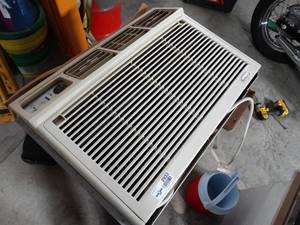 lot 2933 image: Air Conditioner Window unit