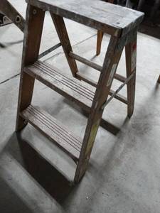 lot 2940 image: small wooden step stool