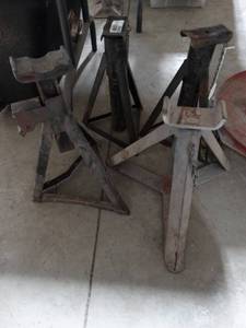 lot 2943 image: Set of 4 Automotive jack stands