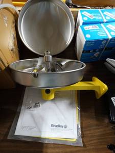 lot 2983 image: Emergency Eye Wash Station
