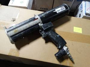 lot 2993 image: MixPac Dp 200-70 epoxy gun