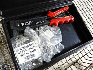 lot 2999 image: Aluminium rivets and rivet gun