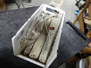 lot 8891 image: 2 power strips and small plastic basket
