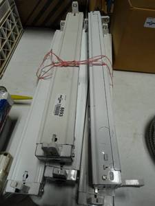 lot 8893 image: Lot of 5 t8 Light fixtures