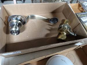 lot 8945 image: Lot of 2 Door Handles