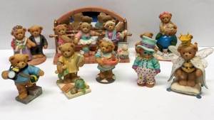 lot 9686 image: 8 Cherished Teddies Figurines  2002