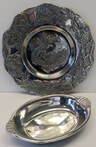 lot 207 image: Arthur Court Holly & Bells Platter 1991 & The Wilton Co. RWP Serving Bowl