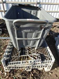lot 3340 image: Trash cart & 3 plastic pallets