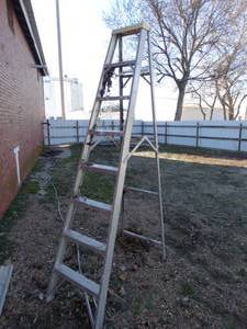 lot 3343 image: 8 Foot aluminum step ladder