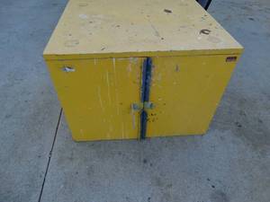 lot 3372 image: Yellow Metal cabinet