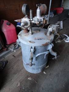 lot 3390 image: Large Binks paint pot.