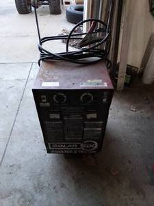 lot 3400 image: Solar 500 Battery charger, Booster & Tester.