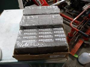 lot 3423 image: 3 Grill bricks.