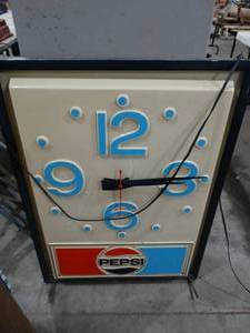 lot 3433 image: Vintage light Pepsi wall clock.