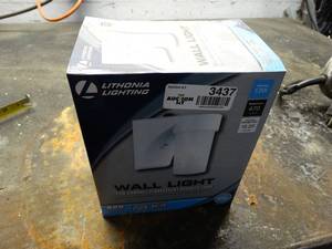 lot 3437 image: NEW Led wall light.