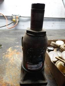 lot 3439 image: Bottle jack.