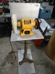 lot 3453 image: Dewalt Dw-756 6 bench rider W stand.