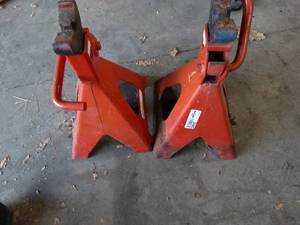 lot 3485 image: Heavy duty jack stands.