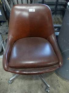 lot 3489 image: Chair on wheels.