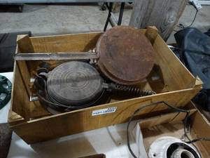 lot 3534 image: Griswold No. 8 waffle iron