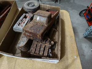 lot 3570 image: Various antique metal toysparts