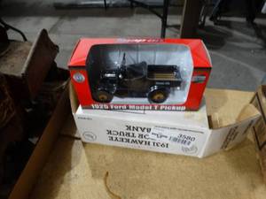lot 3580 image: Snap on 1925 Ford Model T pickup & 1931 Hawkeye truck bank