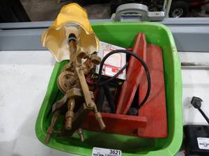 lot 3621 image: Container w decor