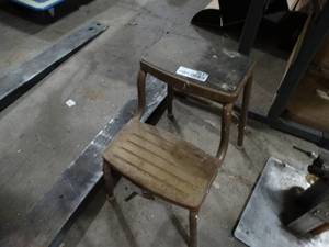 lot 3627 image: 2 step stool