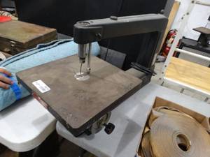 lot 3635 image: Craftsman bench top scroll saw