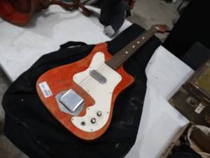 lot 3640 image: Truetone electric guitar w bag