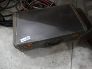 lot 3642 image: Vintage suitcase