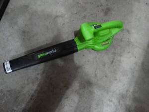 lot 3658 image: Greenworks blower