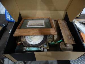 lot 3684 image: Box of assorted decor- some nautical