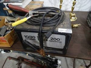 lot 3689 image: Battery charger