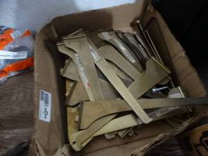 lot 3698 image: Lot of metal shelf brackets