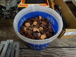 lot 3713 image: plastic bucket of assorted pennies