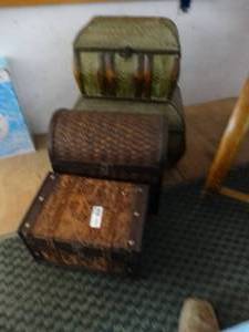 lot 3734 image: 4 small decorative trunks