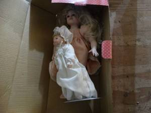 lot 3737 image: 2 collectable dolls
