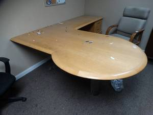 lot 3745 image: Large desk w drawers