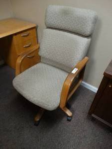 lot 3747 image: Office chair on wheels