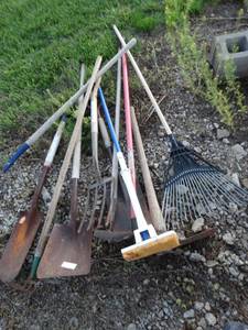 lot 9808 image: Assortment of long handle tools
