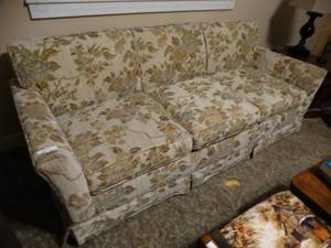 lot 9829 image: Sofa