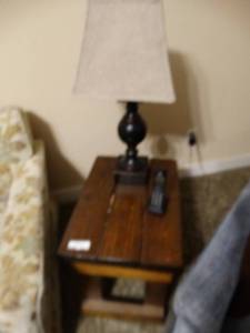 lot 9831 image: Wood end table w lamp