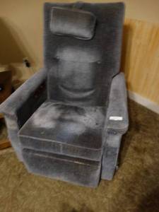 lot 9833 image: Electric recliner w heat & massage