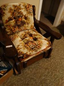 lot 9837 image: Vintage chair- matches sofa